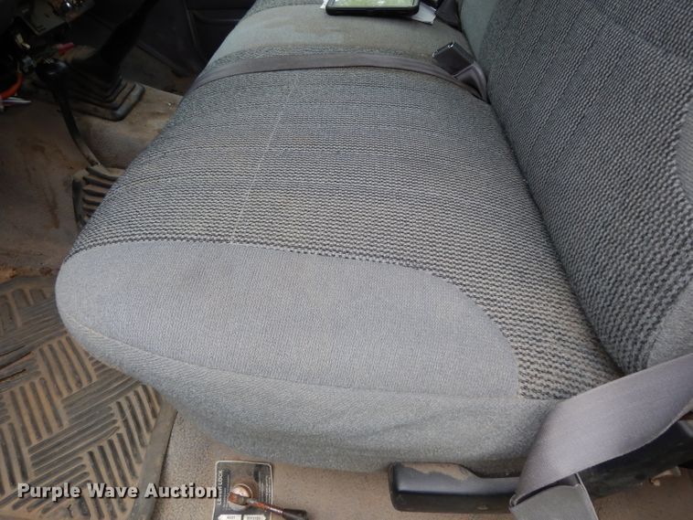 image for item DF4057 1995 Ford F350 XL  flatbed pickup truck