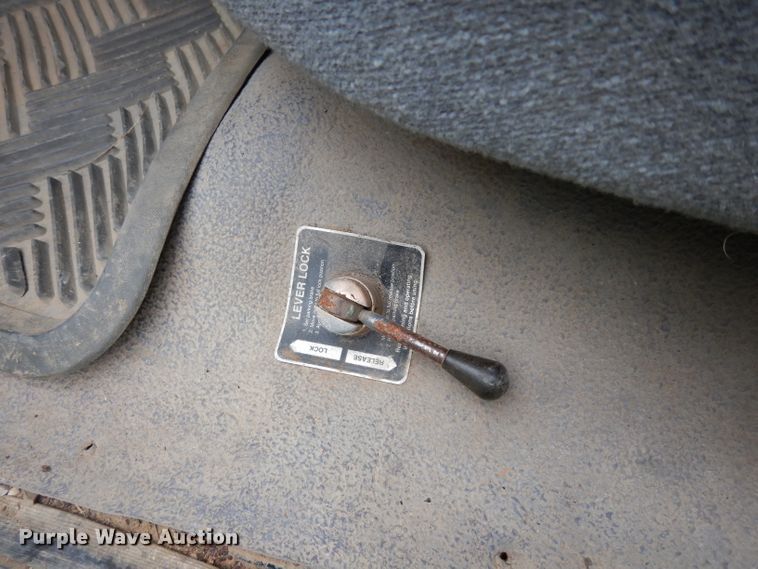 image for item DF4057 1995 Ford F350 XL  flatbed pickup truck