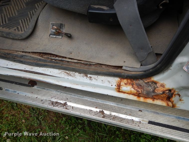 image for item DF4057 1995 Ford F350 XL  flatbed pickup truck