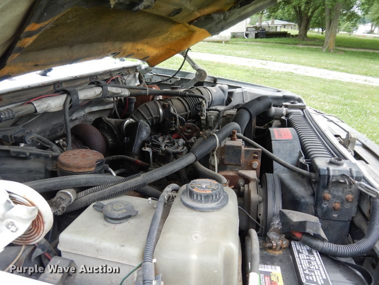 image for item DF4057 1995 Ford F350 XL  flatbed pickup truck