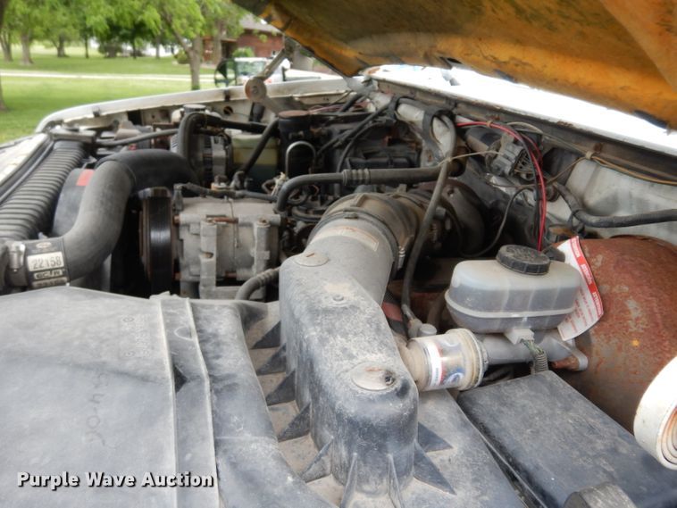 image for item DF4057 1995 Ford F350 XL  flatbed pickup truck