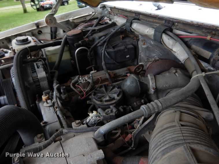 image for item DF4057 1995 Ford F350 XL  flatbed pickup truck