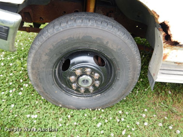 image for item DF4057 1995 Ford F350 XL  flatbed pickup truck