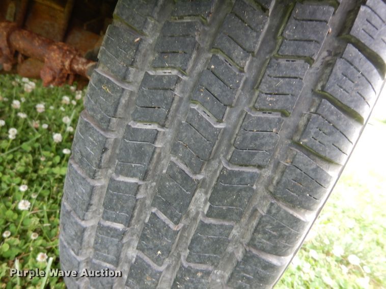 image for item DF4057 1995 Ford F350 XL  flatbed pickup truck