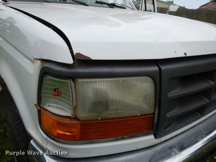 image for item DF4057 1995 Ford F350 XL  flatbed pickup truck