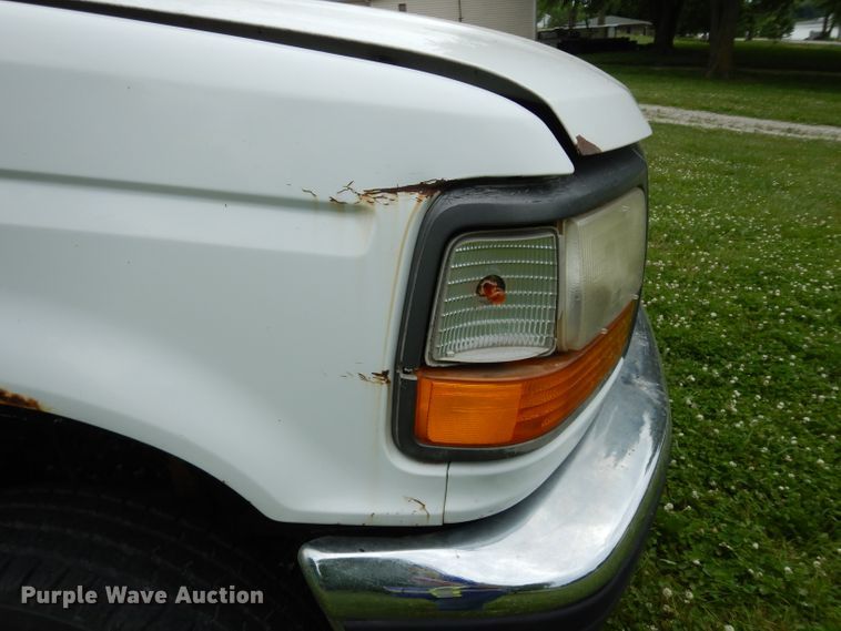 image for item DF4057 1995 Ford F350 XL  flatbed pickup truck