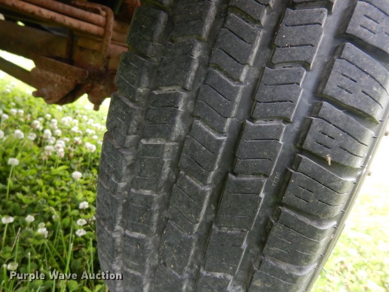 image for item DF4057 1995 Ford F350 XL  flatbed pickup truck