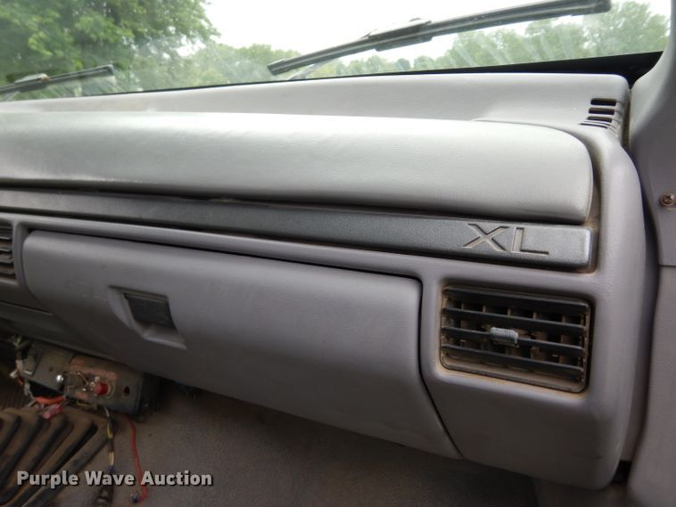 image for item DF4057 1995 Ford F350 XL  flatbed pickup truck