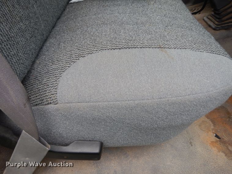 image for item DF4057 1995 Ford F350 XL  flatbed pickup truck