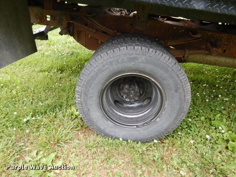 image for item DF4057 1995 Ford F350 XL  flatbed pickup truck