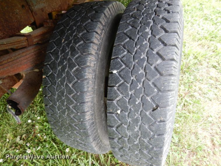 image for item DF4057 1995 Ford F350 XL  flatbed pickup truck