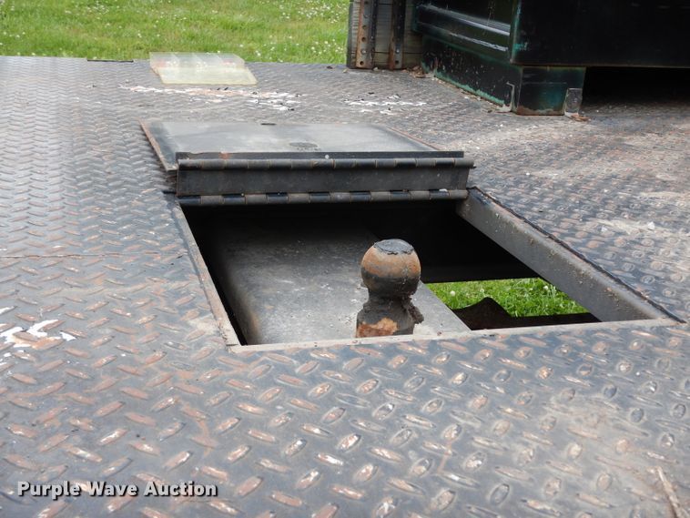 image for item DF4057 1995 Ford F350 XL  flatbed pickup truck