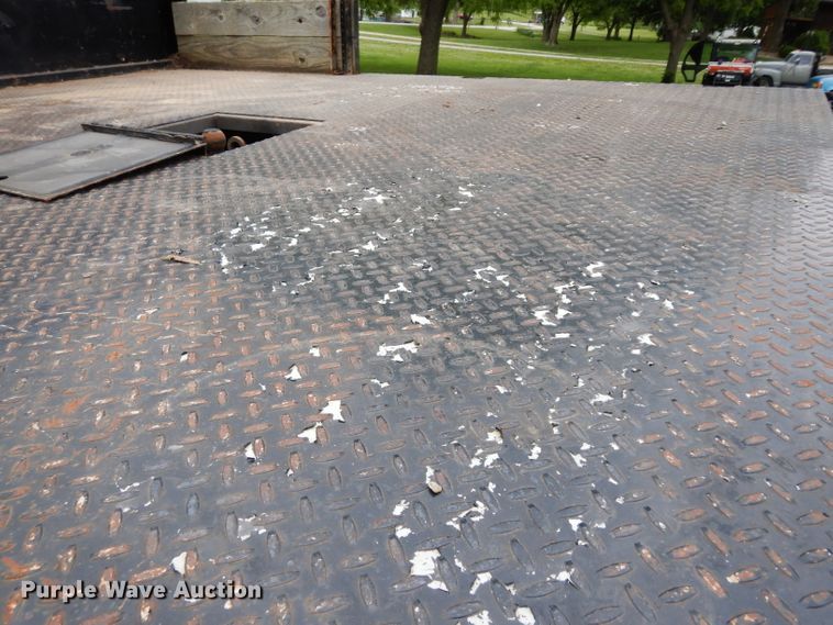 image for item DF4057 1995 Ford F350 XL  flatbed pickup truck