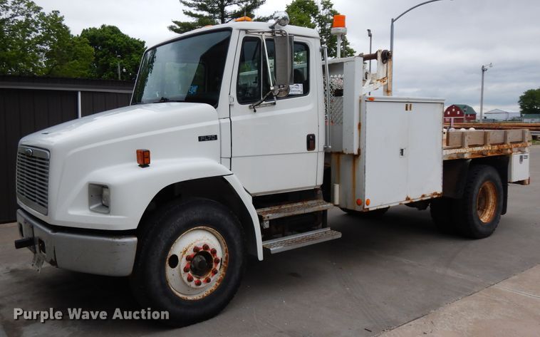 image for item DF5368 2001 Freightliner FL70  flatbed truck