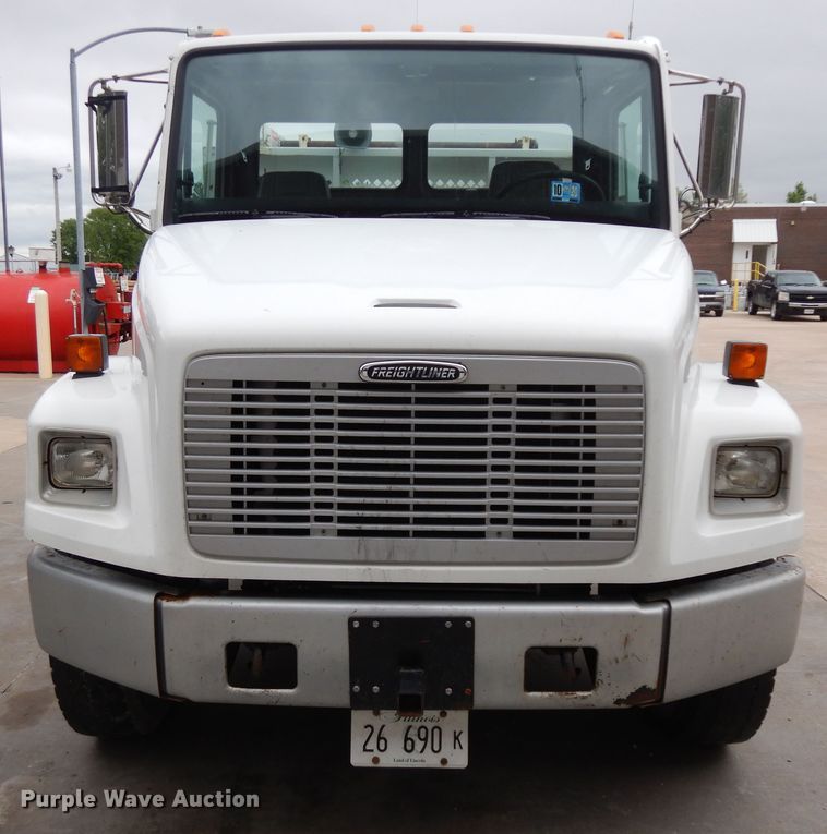 image for item DF5368 2001 Freightliner FL70  flatbed truck