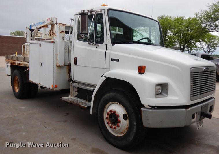 image for item DF5368 2001 Freightliner FL70  flatbed truck
