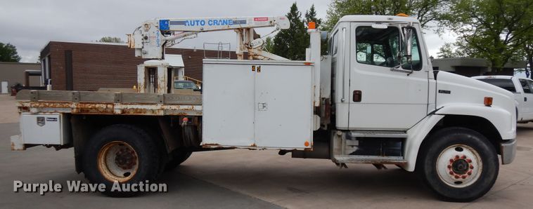 image for item DF5368 2001 Freightliner FL70  flatbed truck