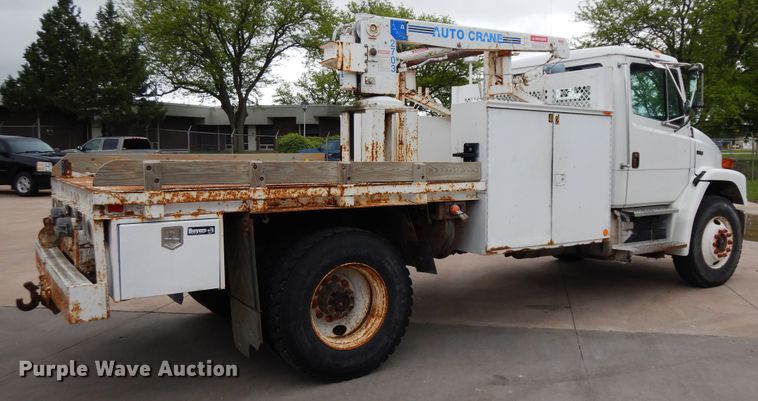 image for item DF5368 2001 Freightliner FL70  flatbed truck