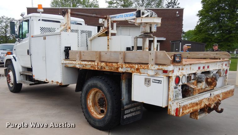 image for item DF5368 2001 Freightliner FL70  flatbed truck