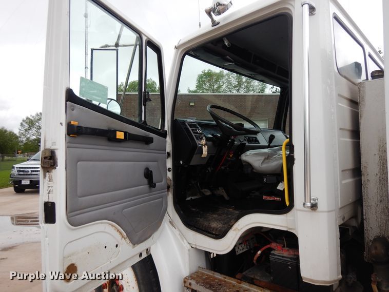 image for item DF5368 2001 Freightliner FL70  flatbed truck