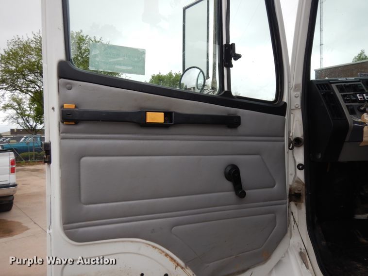 image for item DF5368 2001 Freightliner FL70  flatbed truck