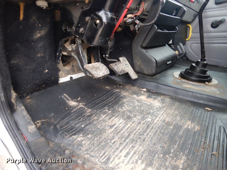 image for item DF5368 2001 Freightliner FL70  flatbed truck