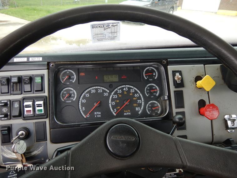 image for item DF5368 2001 Freightliner FL70  flatbed truck