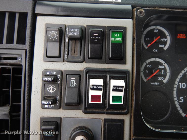 image for item DF5368 2001 Freightliner FL70  flatbed truck