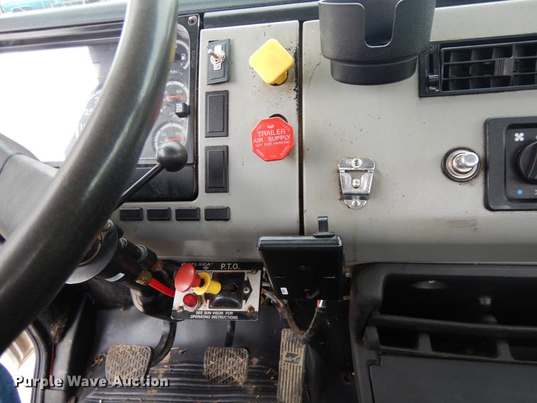 image for item DF5368 2001 Freightliner FL70  flatbed truck