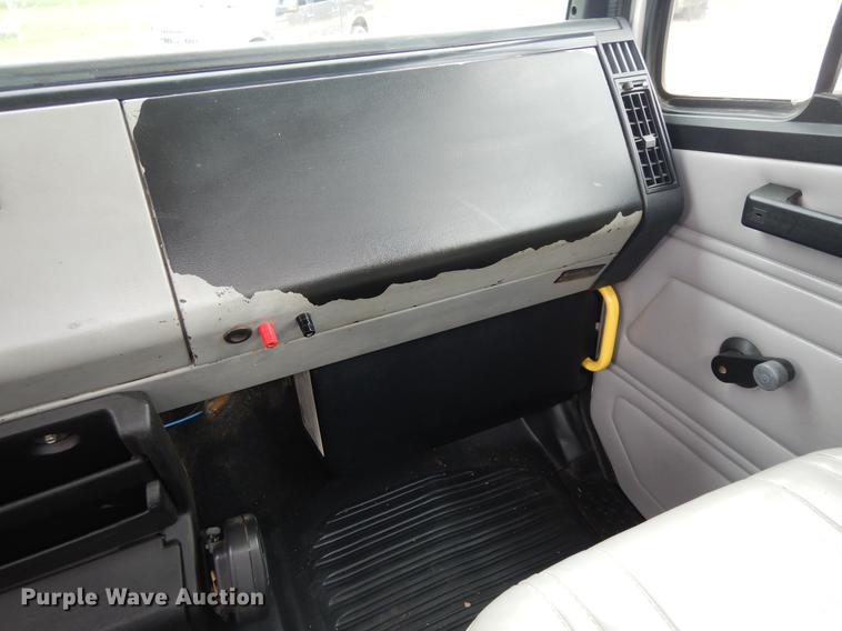 image for item DF5368 2001 Freightliner FL70  flatbed truck