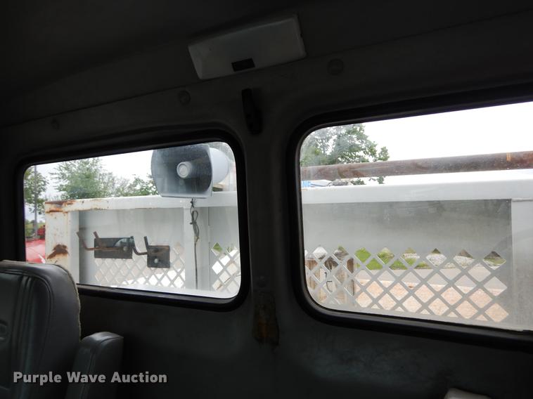 image for item DF5368 2001 Freightliner FL70  flatbed truck