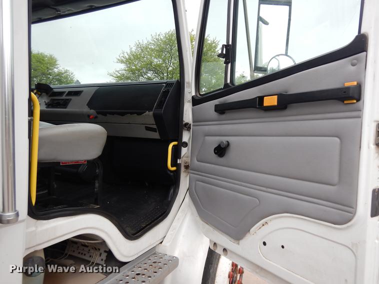 image for item DF5368 2001 Freightliner FL70  flatbed truck