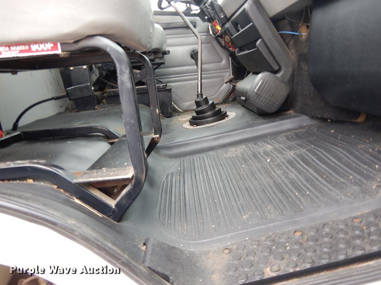 image for item DF5368 2001 Freightliner FL70  flatbed truck