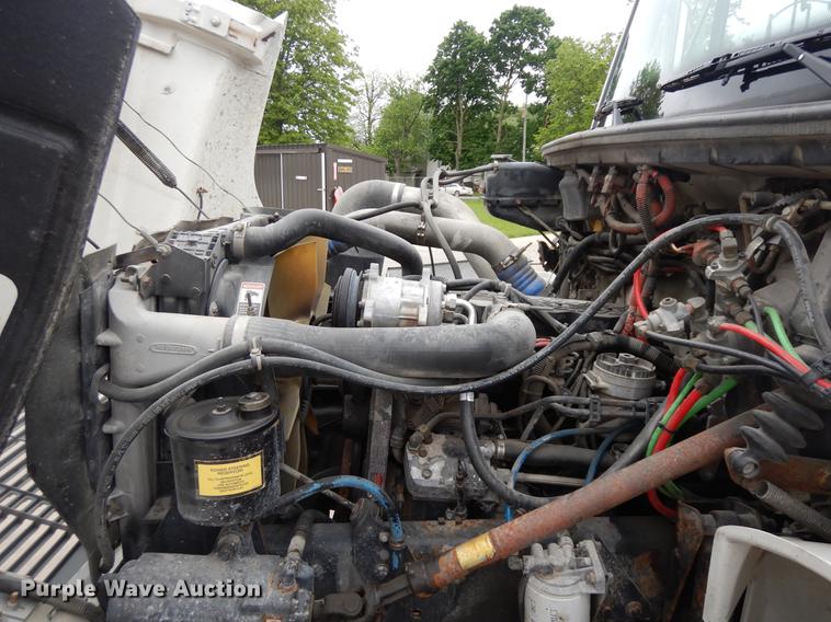 image for item DF5368 2001 Freightliner FL70  flatbed truck