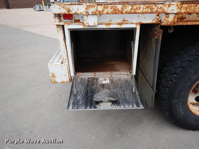 image for item DF5368 2001 Freightliner FL70  flatbed truck