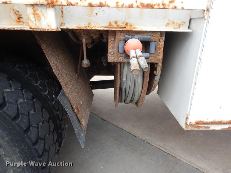 image for item DF5368 2001 Freightliner FL70  flatbed truck