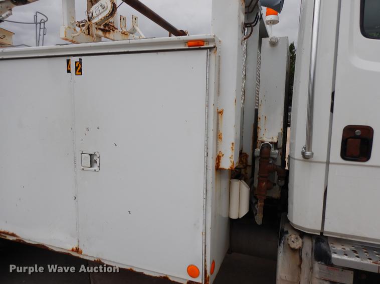 image for item DF5368 2001 Freightliner FL70  flatbed truck