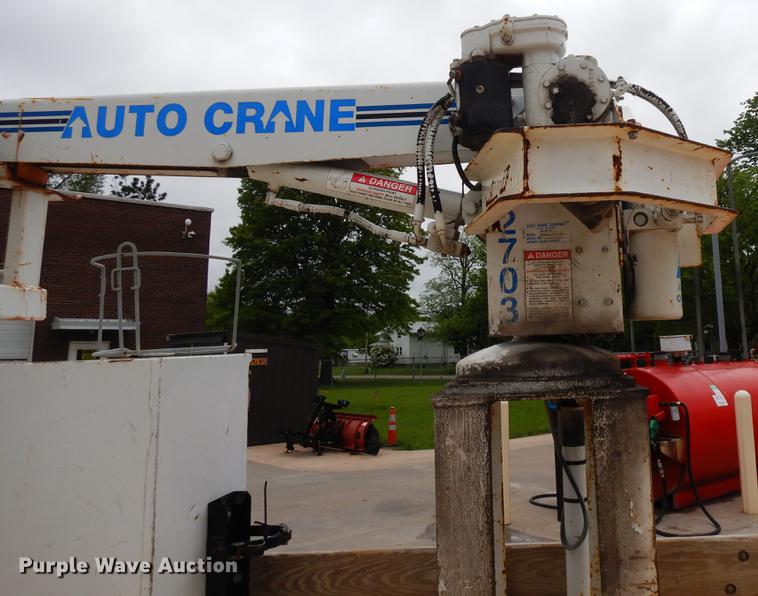 image for item DF5368 2001 Freightliner FL70  flatbed truck