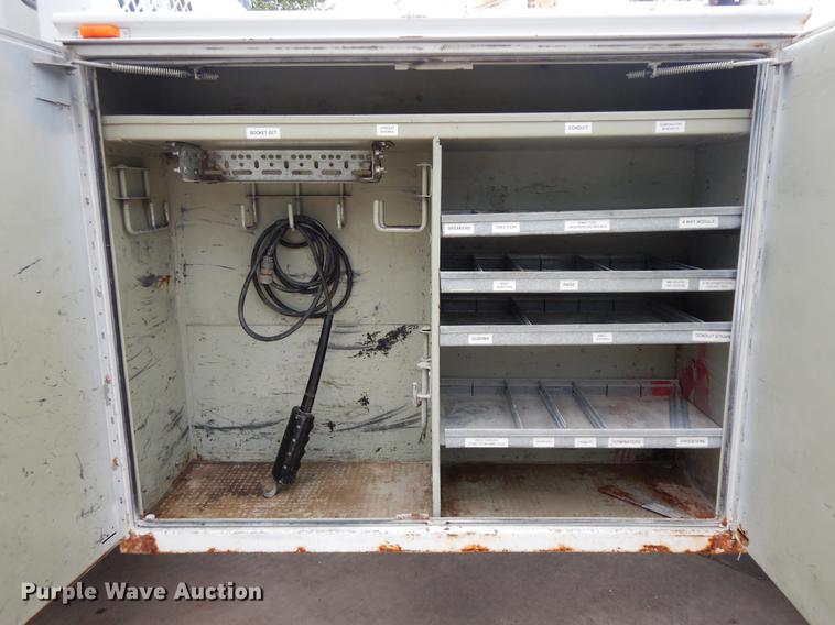 image for item DF5368 2001 Freightliner FL70  flatbed truck