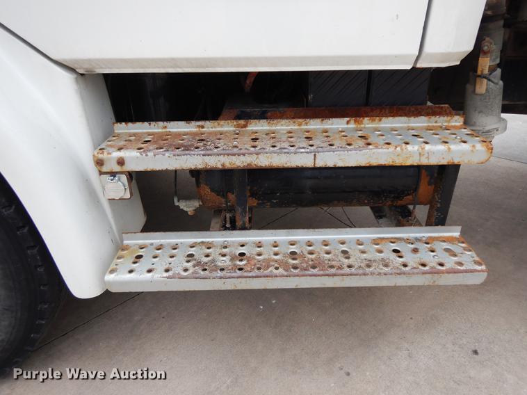 image for item DF5368 2001 Freightliner FL70  flatbed truck