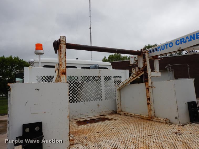 image for item DF5368 2001 Freightliner FL70  flatbed truck