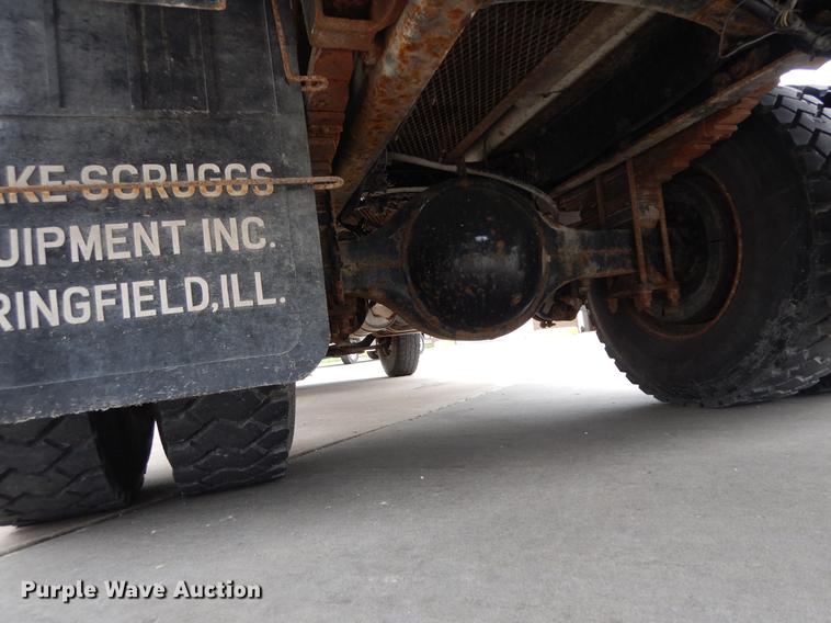 image for item DF5368 2001 Freightliner FL70  flatbed truck