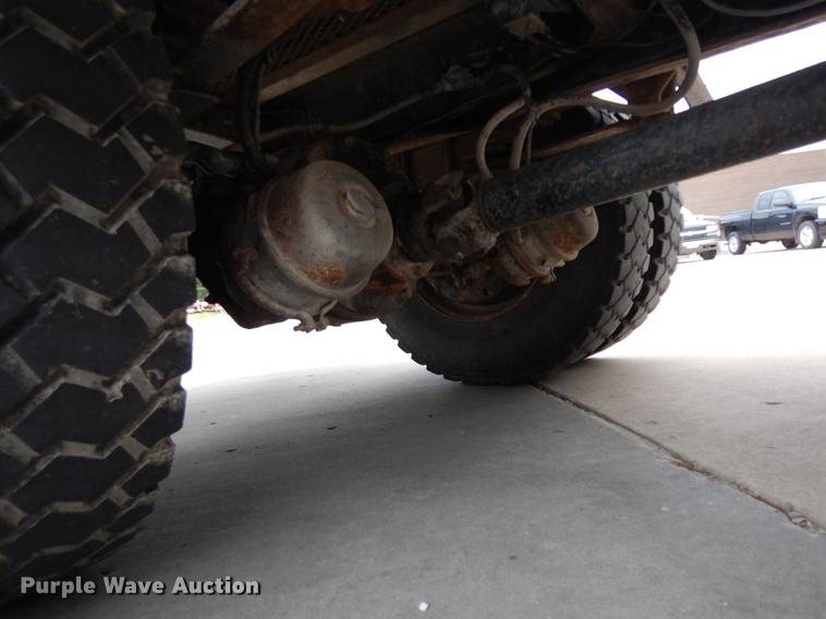 image for item DF5368 2001 Freightliner FL70  flatbed truck