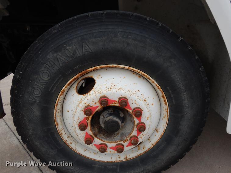 image for item DF5368 2001 Freightliner FL70  flatbed truck