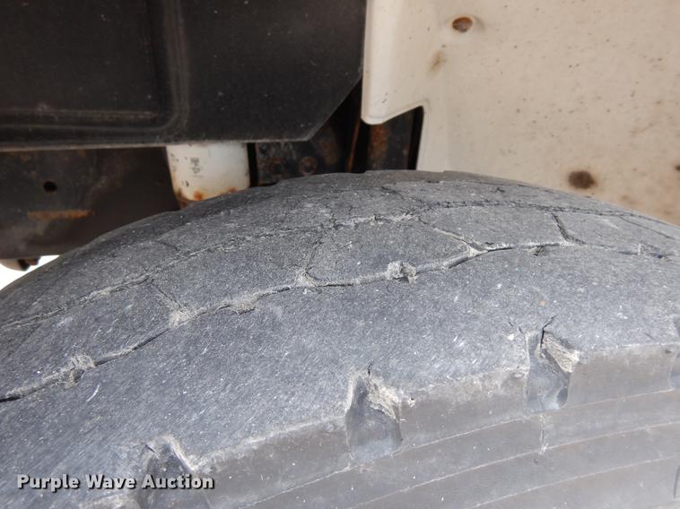 image for item DF5368 2001 Freightliner FL70  flatbed truck