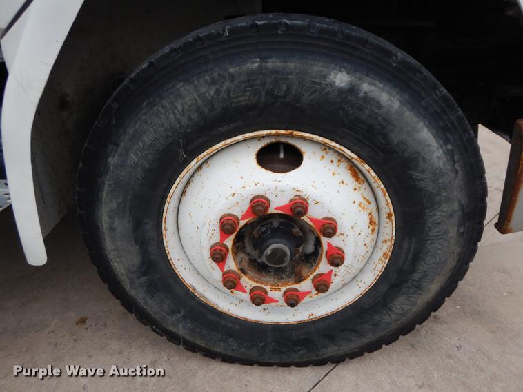 image for item DF5368 2001 Freightliner FL70  flatbed truck