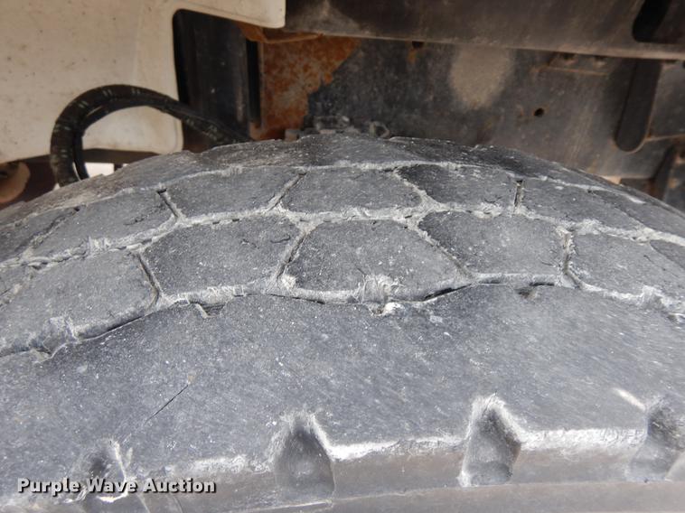 image for item DF5368 2001 Freightliner FL70  flatbed truck