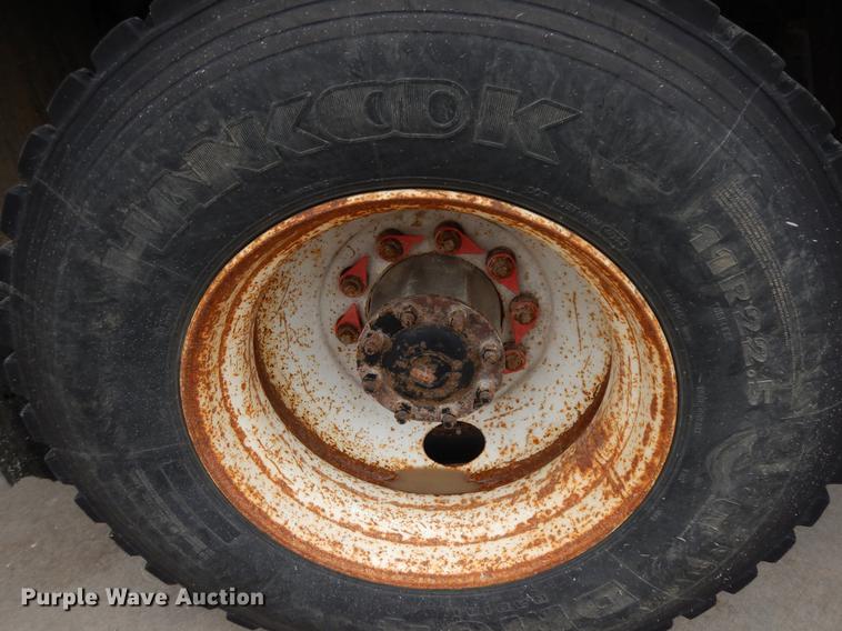 image for item DF5368 2001 Freightliner FL70  flatbed truck