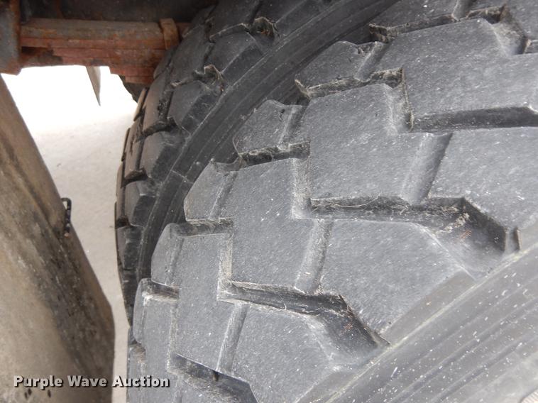 image for item DF5368 2001 Freightliner FL70  flatbed truck