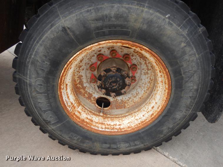 image for item DF5368 2001 Freightliner FL70  flatbed truck